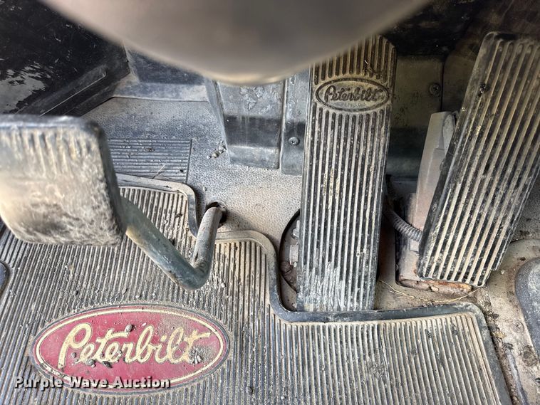image for item EC4580 2000 Peterbilt 377 semi truck