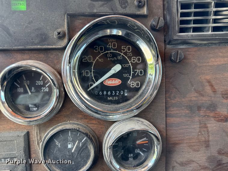 image for item EC4580 2000 Peterbilt 377 semi truck