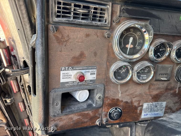 image for item EC4580 2000 Peterbilt 377 semi truck