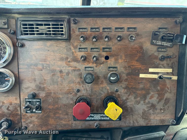 image for item EC4580 2000 Peterbilt 377 semi truck