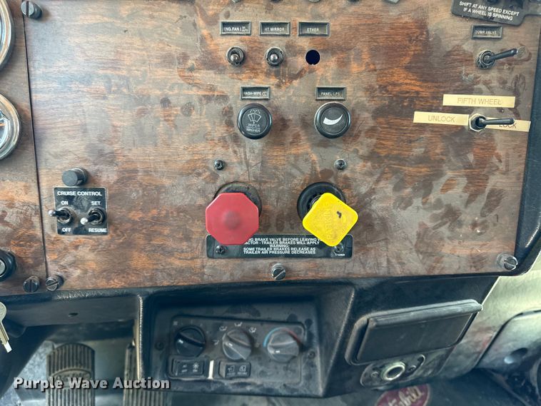 image for item EC4580 2000 Peterbilt 377 semi truck