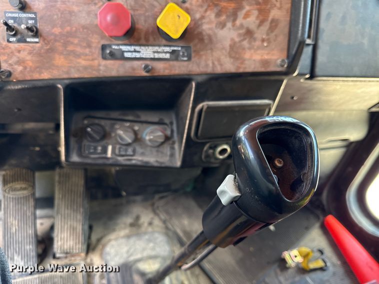 image for item EC4580 2000 Peterbilt 377 semi truck