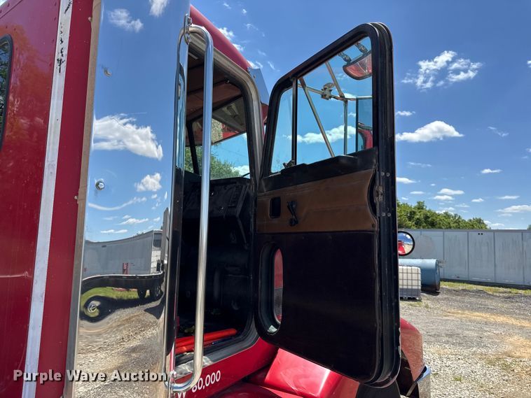 image for item EC4580 2000 Peterbilt 377 semi truck