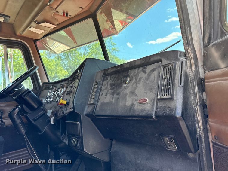 image for item EC4580 2000 Peterbilt 377 semi truck