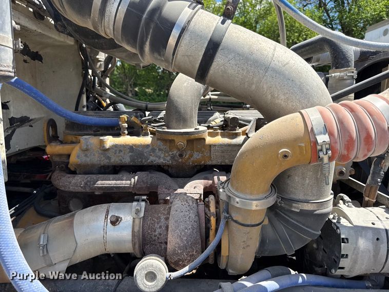 image for item EC4580 2000 Peterbilt 377 semi truck