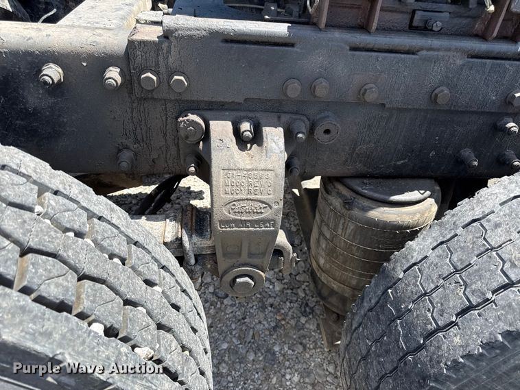 image for item EC4580 2000 Peterbilt 377 semi truck