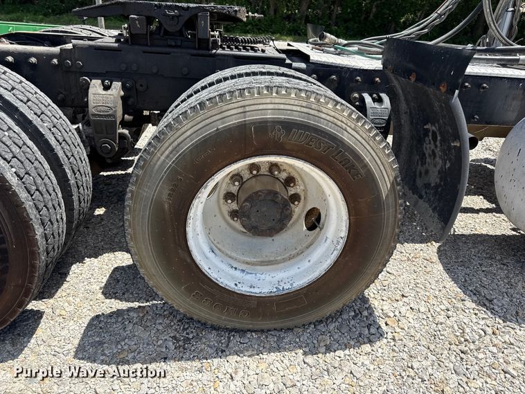 image for item EC4580 2000 Peterbilt 377 semi truck