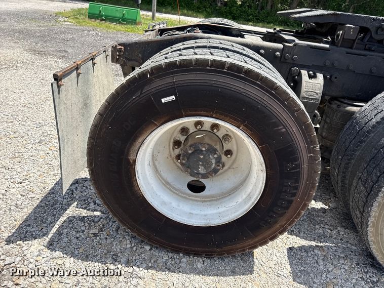 image for item EC4580 2000 Peterbilt 377 semi truck