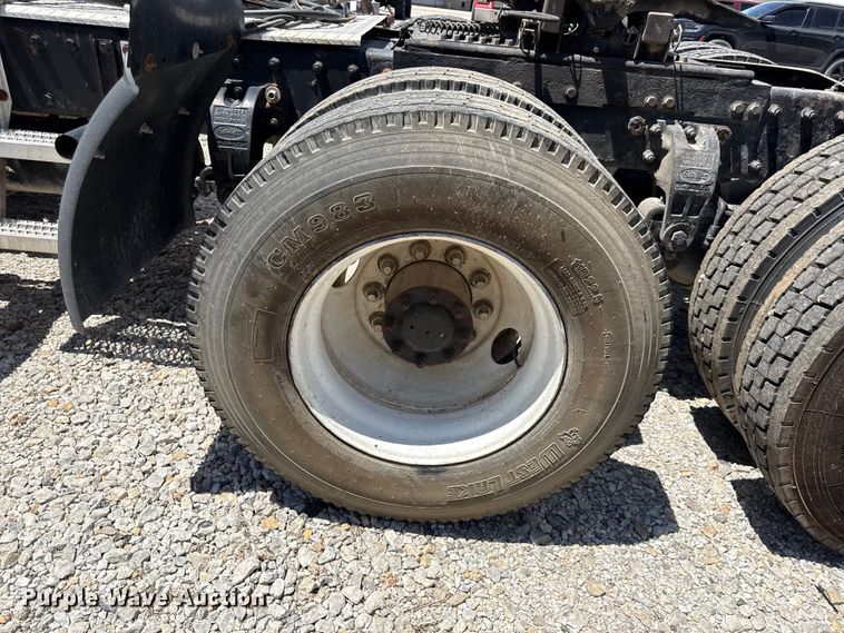 image for item EC4580 2000 Peterbilt 377 semi truck