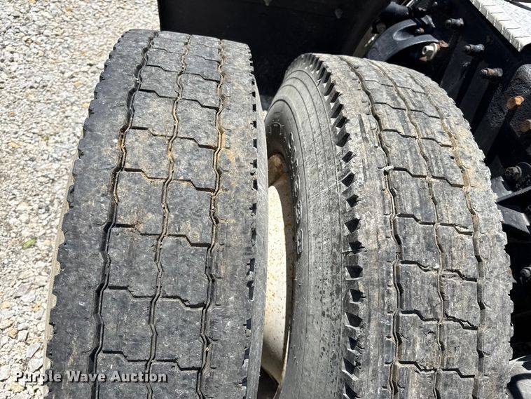 image for item EC4580 2000 Peterbilt 377 semi truck