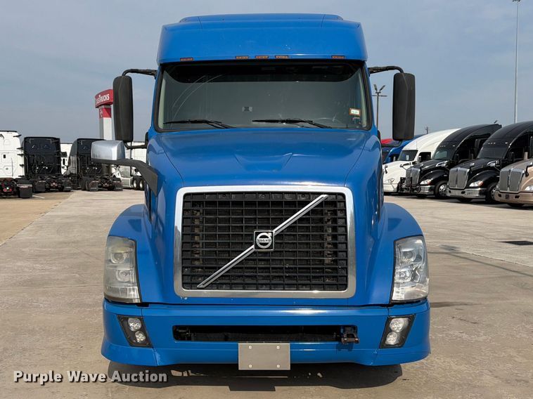 image for item ED5227 2013 Volvo VNL 730 semi truck