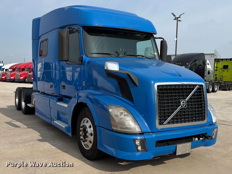 image for item ED5227 2013 Volvo VNL 730 semi truck