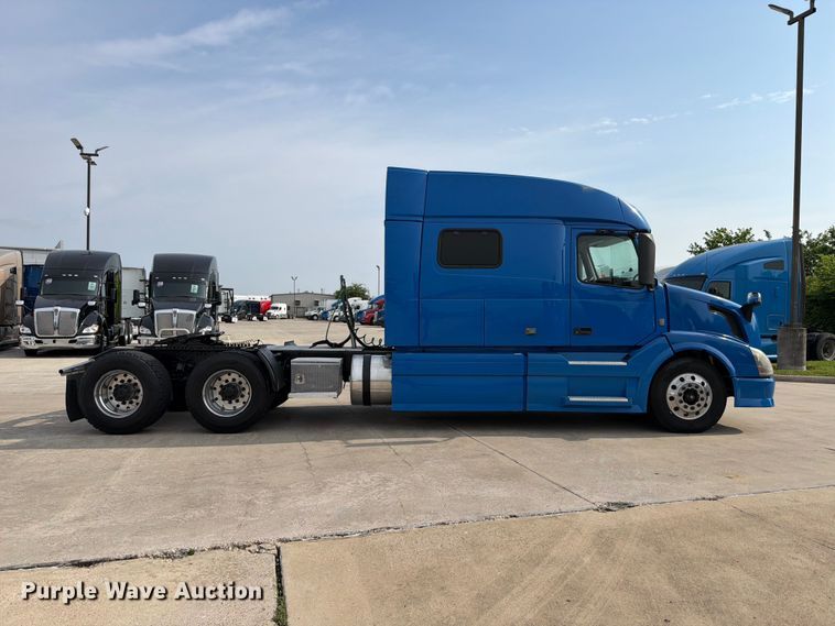 image for item ED5227 2013 Volvo VNL 730 semi truck