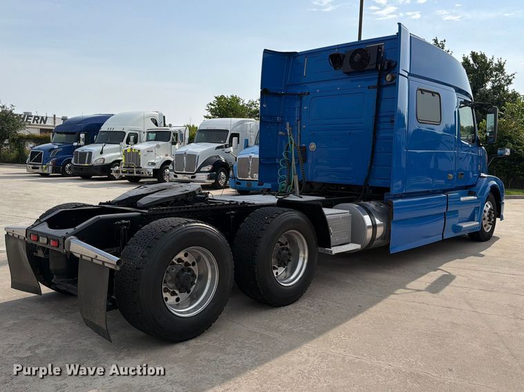 image for item ED5227 2013 Volvo VNL 730 semi truck