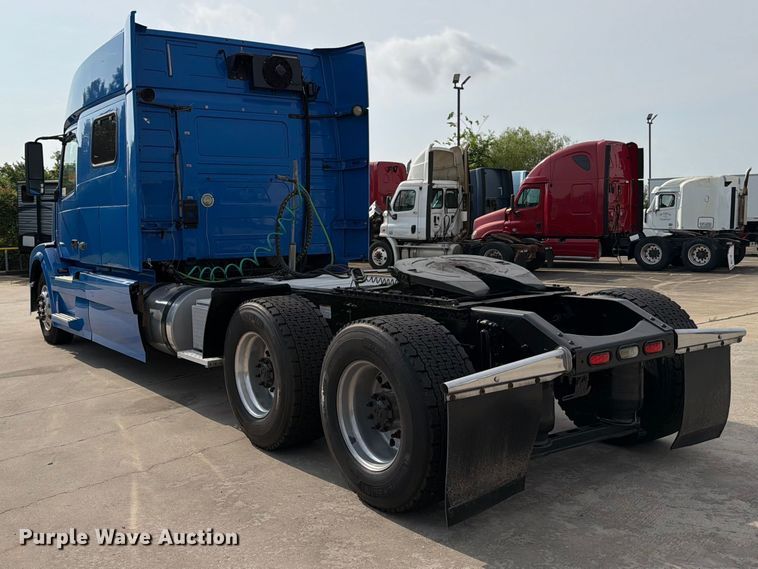 image for item ED5227 2013 Volvo VNL 730 semi truck