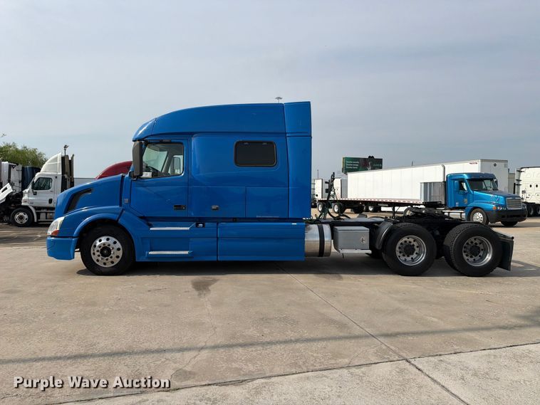 image for item ED5227 2013 Volvo VNL 730 semi truck