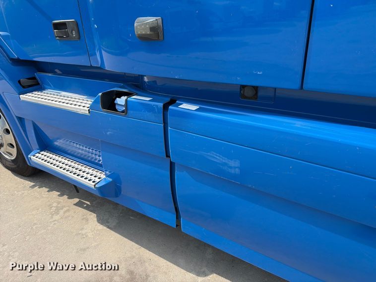 image for item ED5227 2013 Volvo VNL 730 semi truck
