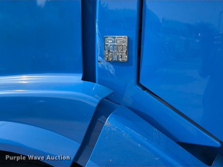 image for item ED5227 2013 Volvo VNL 730 semi truck