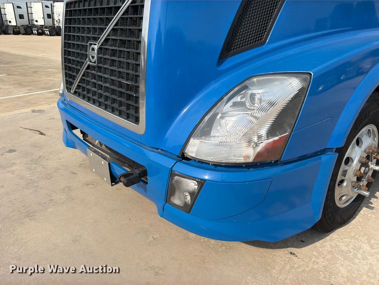 image for item ED5227 2013 Volvo VNL 730 semi truck
