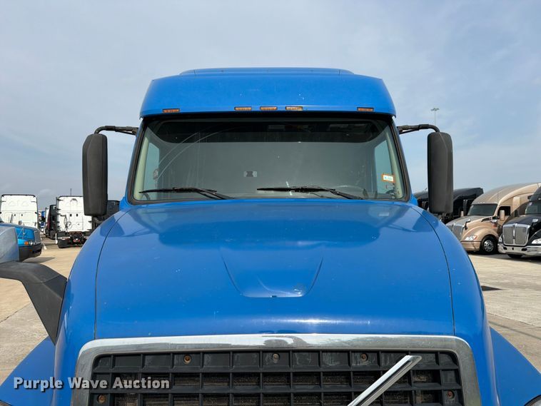 image for item ED5227 2013 Volvo VNL 730 semi truck