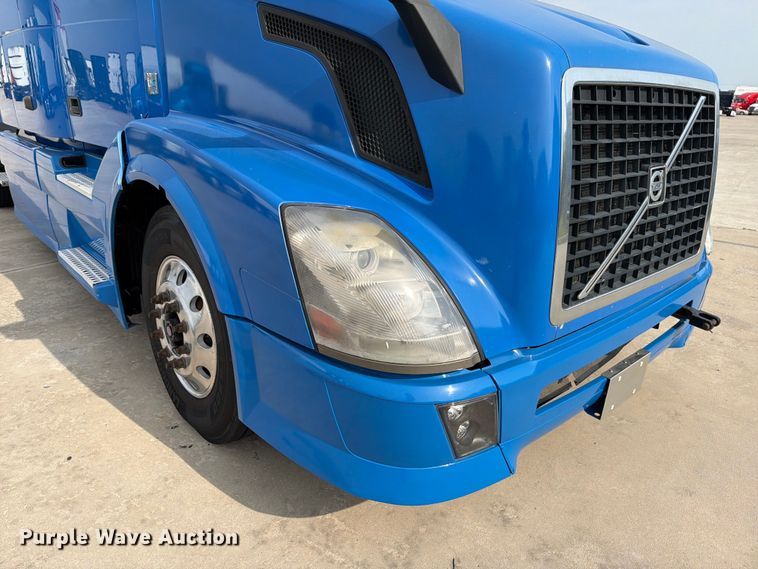 image for item ED5227 2013 Volvo VNL 730 semi truck