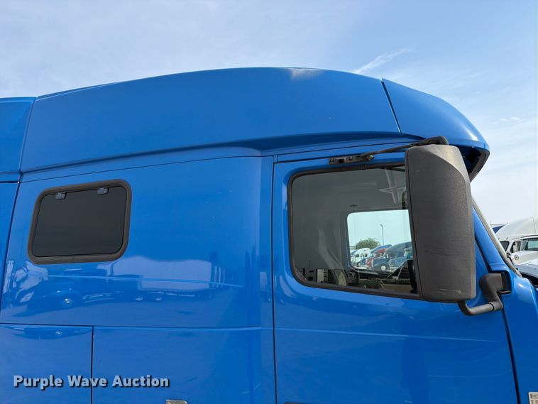 image for item ED5227 2013 Volvo VNL 730 semi truck