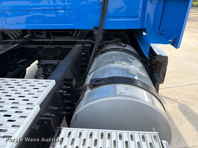 image for item ED5227 2013 Volvo VNL 730 semi truck