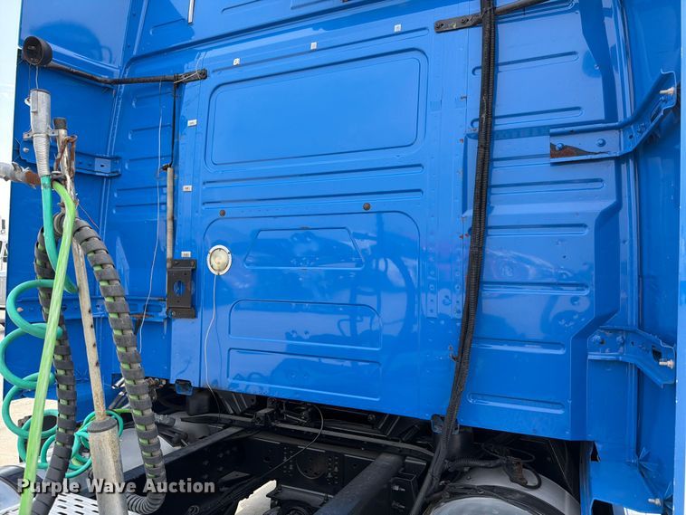 image for item ED5227 2013 Volvo VNL 730 semi truck