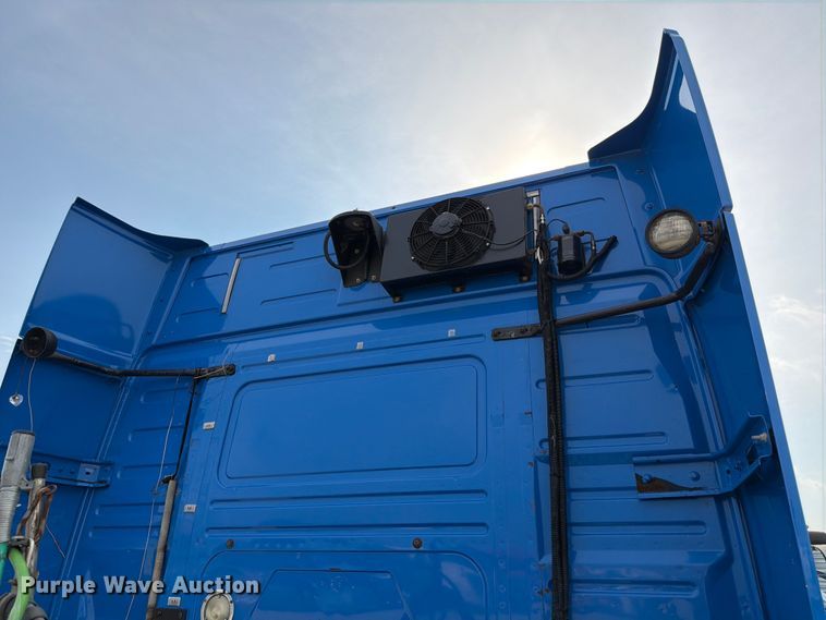 image for item ED5227 2013 Volvo VNL 730 semi truck