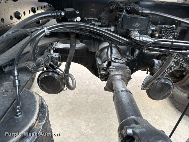 image for item ED5227 2013 Volvo VNL 730 semi truck