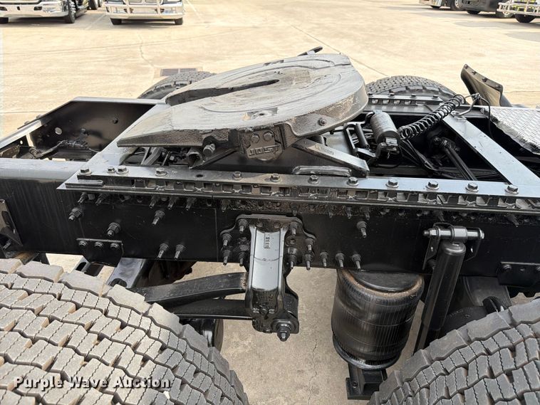 image for item ED5227 2013 Volvo VNL 730 semi truck
