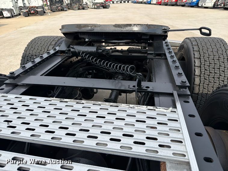 image for item ED5227 2013 Volvo VNL 730 semi truck