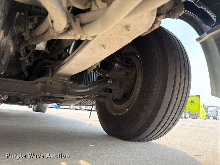 image for item ED5227 2013 Volvo VNL 730 semi truck