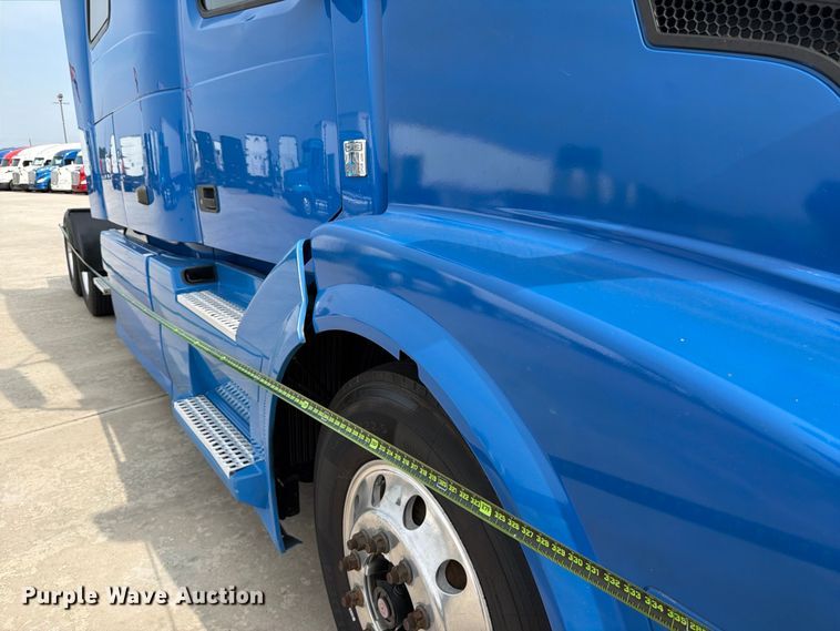 image for item ED5227 2013 Volvo VNL 730 semi truck