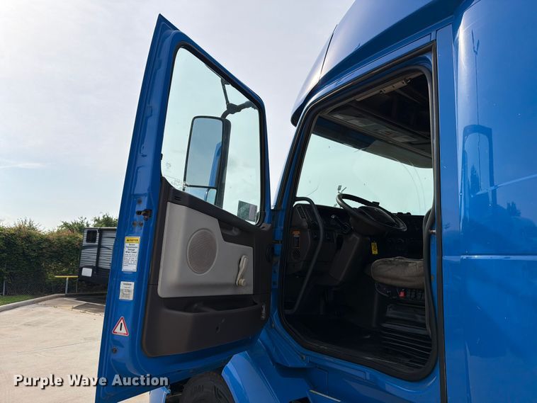 image for item ED5227 2013 Volvo VNL 730 semi truck