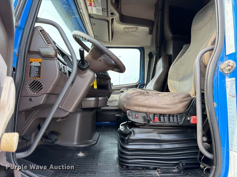 image for item ED5227 2013 Volvo VNL 730 semi truck
