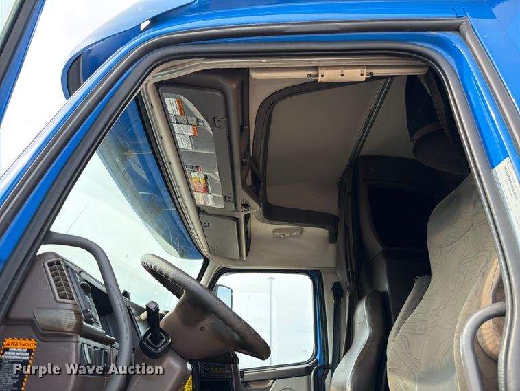 image for item ED5227 2013 Volvo VNL 730 semi truck
