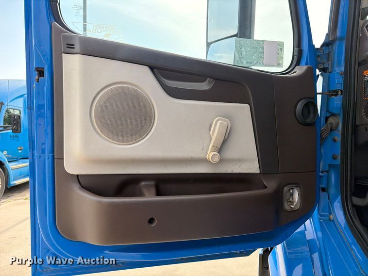 image for item ED5227 2013 Volvo VNL 730 semi truck