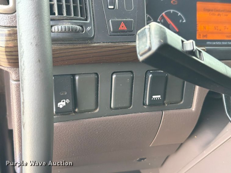 image for item ED5227 2013 Volvo VNL 730 semi truck