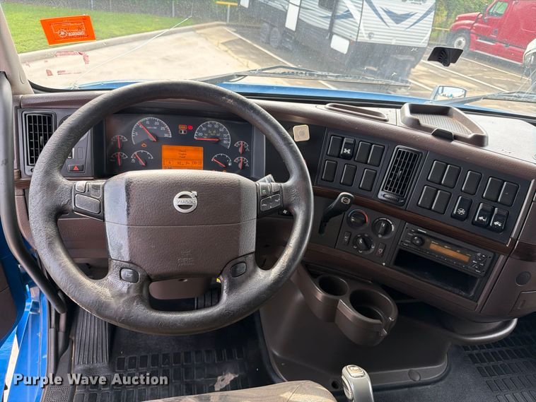 image for item ED5227 2013 Volvo VNL 730 semi truck