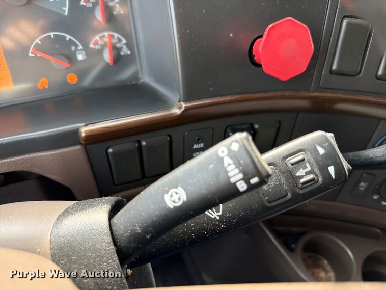 image for item ED5227 2013 Volvo VNL 730 semi truck