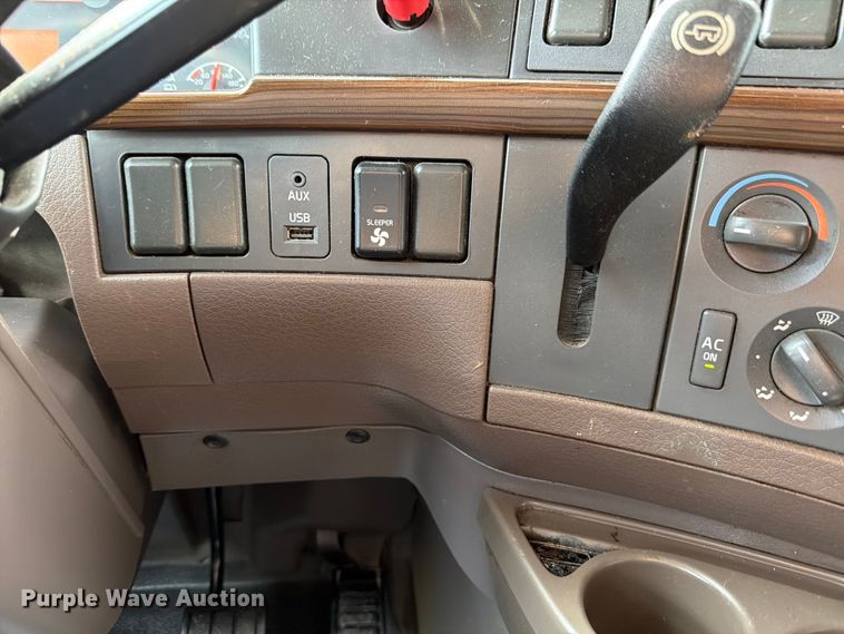 image for item ED5227 2013 Volvo VNL 730 semi truck