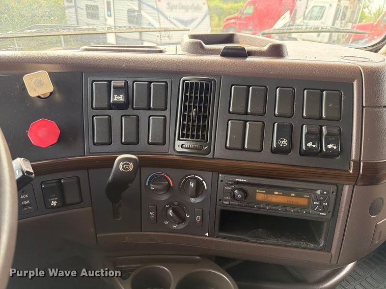 image for item ED5227 2013 Volvo VNL 730 semi truck