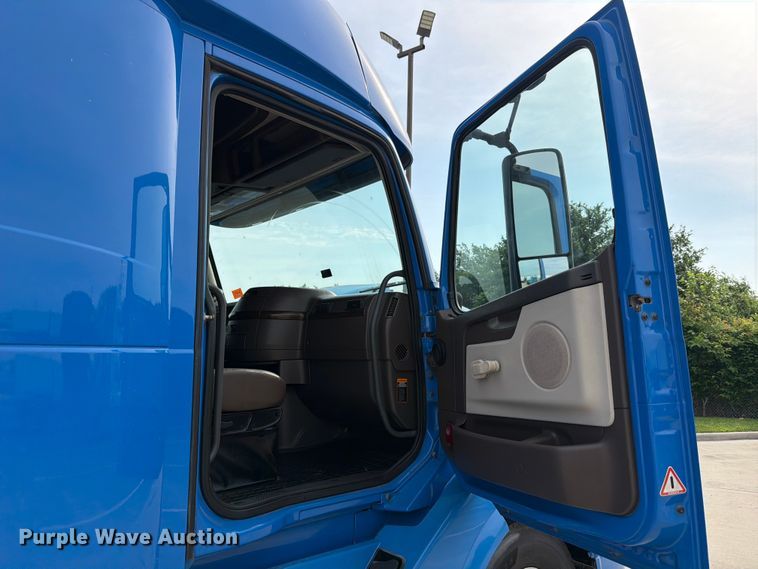 image for item ED5227 2013 Volvo VNL 730 semi truck