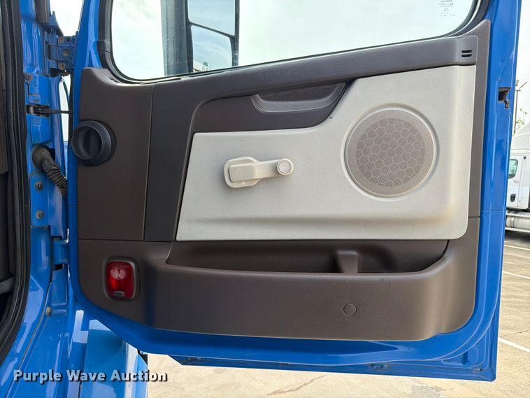image for item ED5227 2013 Volvo VNL 730 semi truck