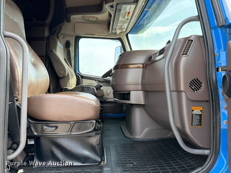 image for item ED5227 2013 Volvo VNL 730 semi truck