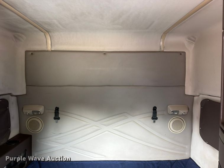 image for item ED5227 2013 Volvo VNL 730 semi truck