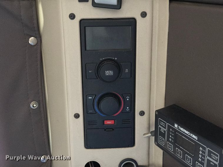 image for item ED5227 2013 Volvo VNL 730 semi truck