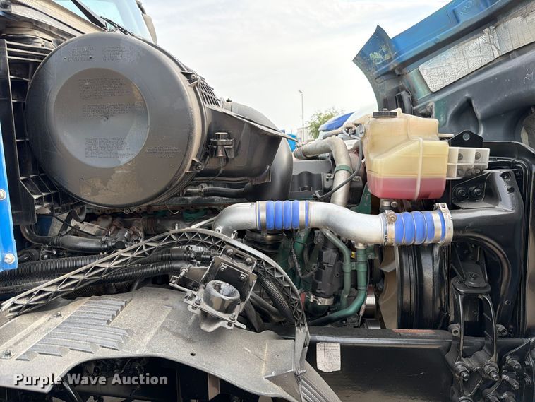 image for item ED5227 2013 Volvo VNL 730 semi truck