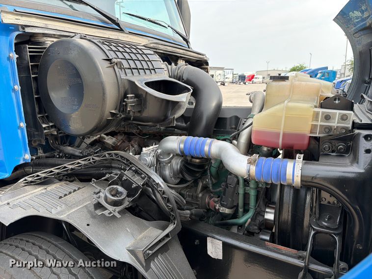 image for item ED5227 2013 Volvo VNL 730 semi truck